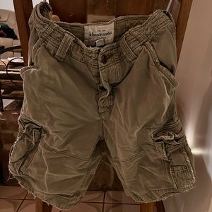 Abercrombie & fitch young men’s cargo shorts in army green color